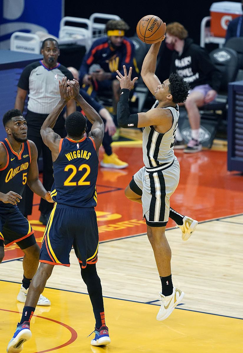 关于赛地聚焦——NBA总决赛加时末段热度飙升；山东男篮绝杀压哨；质疑声仍在；赛程密集仍需轮换的信息-多米网址